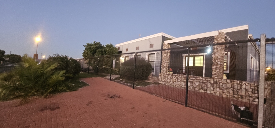 6 Bedroom Property for Sale in Middedorp Western Cape